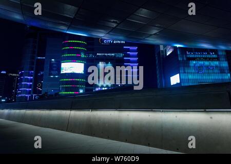 Blade Runner-esque vue depuis le néo-futuriste Design Dongdaemun Plaza sur la façade au néon, en mai 2019. Dans le monde d'utilisation | Banque D'Images
