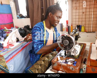 Sam est un tailleur et fier propriétaire d'un petit atelier de tailleur à Osu, un quartier d'Accra. 16 août 2918. Dans le monde d'utilisation | Banque D'Images