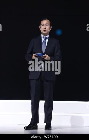 Daniel Zhang Yong, directeur général d'Alibaba Group, présente son l'intelligence artificielle (IA) et cerveau développé par Alibaba Cloud ciblant les soins de santé et de l'homme Banque D'Images