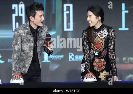 L'actrice chinoise Liu Yifei, droite, et acteur chinois Feng Shaofeng assister à une conférence de presse pour leur film 'Hanson et la bête' à Beijing, Chine, Banque D'Images