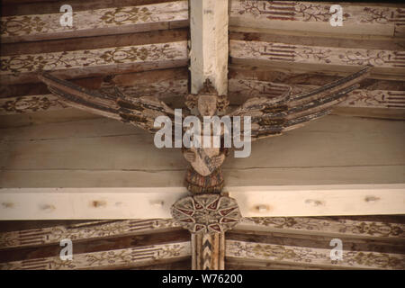 Anges en bois sculpté sur le plafond de l'église Holy Trinity Blythburgh Suffolk, UK. Banque D'Images