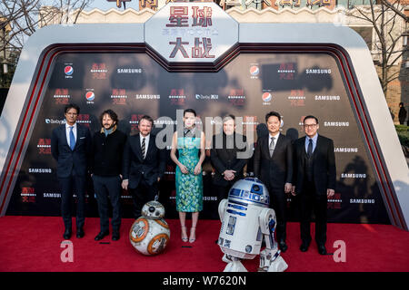 L'actrice et chanteuse anglaise Daisy Ridley, centre, et d'autres co-stars présentent à leur arrivée sur le tapis rouge de la première mondiale de leur film 'Star Banque D'Images