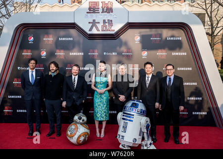 L'actrice et chanteuse anglaise Daisy Ridley, centre, et d'autres co-stars présentent à leur arrivée sur le tapis rouge de la première mondiale de leur film 'Star Banque D'Images