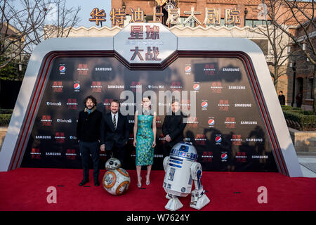 L'actrice et chanteuse anglaise Daisy Ridley, deuxième à droite, et d'autres co-stars présentent à leur arrivée sur le tapis rouge de la première mondiale de leur film Banque D'Images