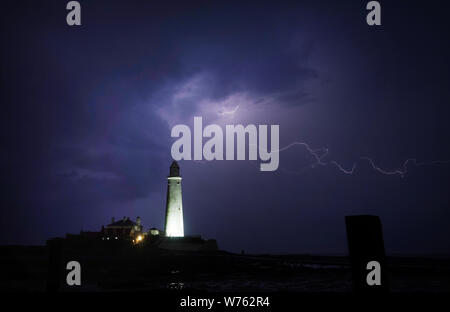 La foudre près de St Mary's Lighthouse en Whitley Bay, dans le nord est de l'Angleterre, plus de pluie et les orages ont plus d'avertissements d'inondations à travers le Royaume-Uni. Photo date : lundi 5 août 2019. Voir la pluie météo histoire PA. Crédit photo doit se lire : Owen Humphreys/PA Wire Banque D'Images