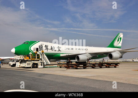 --FILE--un Boeing 747 avion de fret de Jade Cargo International est photographié à l'Aéroport International de Shanghai Pudong à Shanghai, Chine, 21 Octobre Banque D'Images