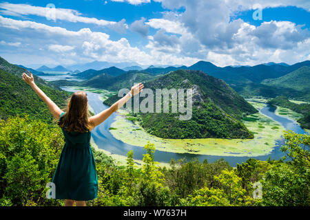 Le Monténégro, belle jeune fille avec de longs cheveux à l'eau de la rivière crnojevica bend, pavlova strana au-dessus de la vallée verte dans le parc national de Skadar à lak Banque D'Images