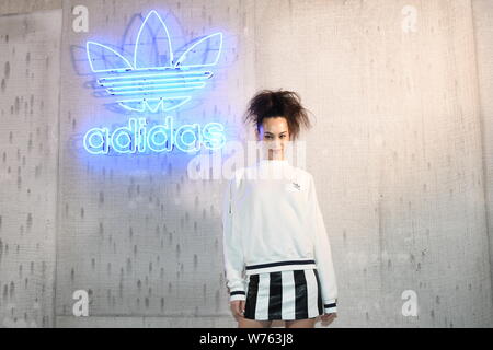 Modèle et actrice japonaise Kiko Mizuhara assiste à une fête pour Adidas Originals à Shanghai, Chine, le 4 décembre 2017. Banque D'Images