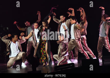 La chanteuse taïwanaise Jolin Tsai, centre, effectue au cours de la 11e Migu Music Awards à Shanghai, Chine, 17 décembre 2017. Banque D'Images