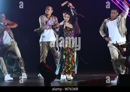 La chanteuse taïwanaise Jolin Tsai, centre, effectue au cours de la 11e Migu Music Awards à Shanghai, Chine, 17 décembre 2017. Banque D'Images