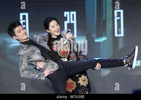 L'actrice chinoise Liu Yifei, droite, et acteur chinois Feng Shaofeng assister à une conférence de presse pour leur film 'Hanson et la bête' à Beijing, Chine, Banque D'Images