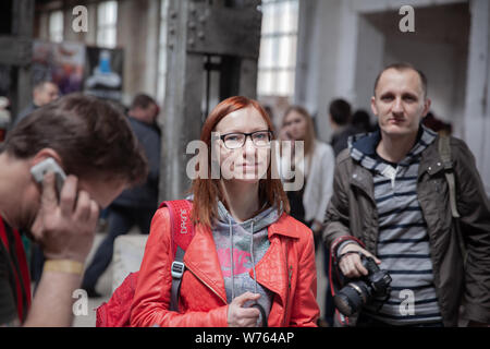 Biélorussie, Minsk, le 17 mai 2015, rue Oktyabrskaya, biker festival. Couple de touristes sur une rue de la ville Banque D'Images