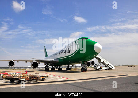 --FILE--un Boeing 747 avion de fret de Jade Cargo International est photographié à l'Aéroport International de Shanghai Pudong à Shanghai, Chine, 21 Octobre Banque D'Images