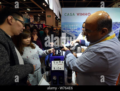 Les résidents locaux et étrangers visiter le stand d'exposants de différents pays lors de la 15ème Hong Kong Food Festival au couvent de Hong Kong Banque D'Images