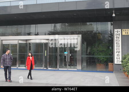 --FILE--piétonne devant le siège de la Commission de réglementation de l'assurance de la Chine (CIRC), à Beijing, Chine, 18 novembre 2016. Assurance de Chine. Banque D'Images