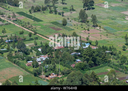 Un patchwork d'agriculteurs domaine vu du Mahi Mahiu Longonot View Point, sur A104 Nakuru - Nairobi road. La Vallée du Rift, au Kenya. Banque D'Images