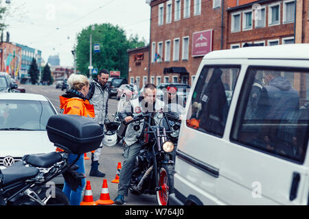 Biélorussie, Minsk, le 17 mai 2015, rue Oktyabrskaya, biker festival. groupe de bikers dans la ville stationnement. Banque D'Images