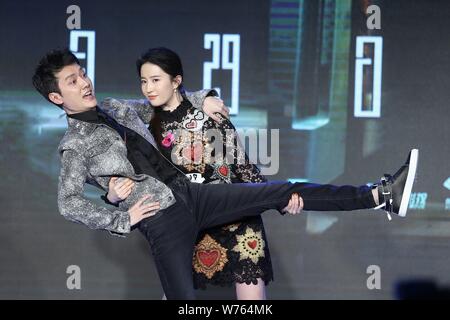 L'actrice chinoise Liu Yifei, droite, et acteur chinois Feng Shaofeng assister à une conférence de presse pour leur film 'Hanson et la bête' à Beijing, Chine, Banque D'Images