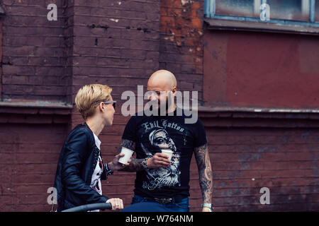 Biélorussie, Minsk, le 17 mai 2015, rue Oktyabrskaya, biker festival. Couple de bikers de boire du café près de la ville. Banque D'Images