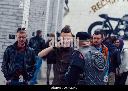 Biélorussie, Minsk, le 17 mai 2015, rue Oktyabrskaya, biker festival. les visiteurs de l'exposition de moto dans la cabine. Banque D'Images