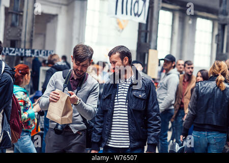 Biélorussie, Minsk, le 17 mai 2015, rue Oktyabrskaya, biker festival. les touristes parmi la foule sur le city street Banque D'Images