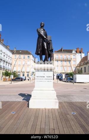 Nicéphore Niepce statue dans la ville française de Chalon qui est situé sur la rivière Saône. Niepce est l'inventeur de la photographie Banque D'Images