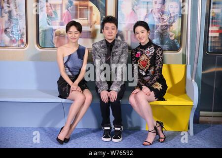 L'actrice chinoise Liu Yifei, droite, et acteur chinois Feng Shaofeng, centre, participer à une conférence de presse pour leur film 'Hanson et la bête' à Beijing Banque D'Images