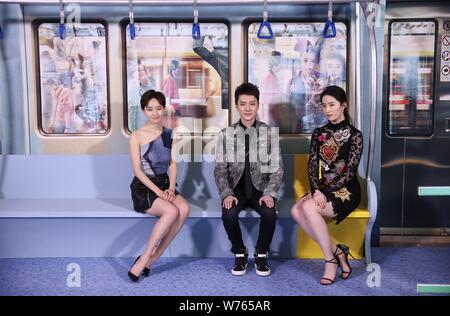 L'actrice chinoise Liu Yifei, droite, et acteur chinois Feng Shaofeng, centre, participer à une conférence de presse pour leur film 'Hanson et la bête' à Beijing Banque D'Images