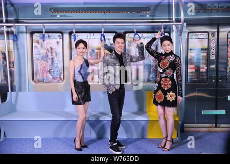 L'actrice chinoise Liu Yifei, droite, et acteur chinois Feng Shaofeng, centre, participer à une conférence de presse pour leur film 'Hanson et la bête' à Beijing Banque D'Images