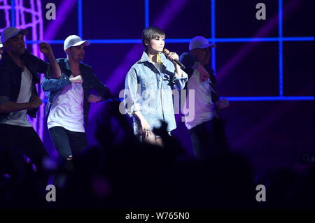 Chanteur chinois Li Yuchun ou Chris Lee lors d'un concert de libérer son nouvel album Liu Xing, ou de la popularité en chinois, à Beijing, Chine, le 1 décembre Banque D'Images