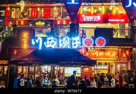 --FILE--touristes sont illustrés dans un pot chaud de restaurant dans la ville de Chengdu, dans le sud-ouest de la province chinoise du Sichuan, 12 janvier 2017. Chengdu, ville natale de la Banque D'Images