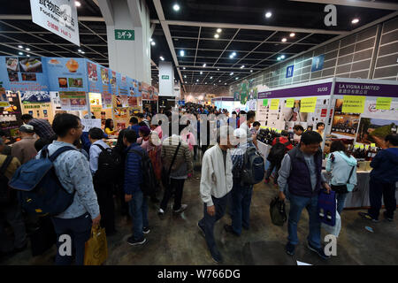 Les résidents locaux et étrangers visiter le stand d'exposants de différents pays lors de la 15ème Hong Kong Food Festival au couvent de Hong Kong Banque D'Images