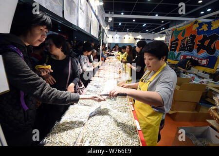 Les résidents locaux et étrangers visiter le stand d'exposants de différents pays lors de la 15ème Hong Kong Food Festival au couvent de Hong Kong Banque D'Images