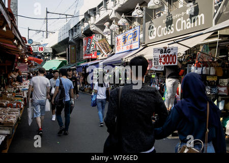 4 août 2019, Tokyo, Japon : Les gens vu shopping au marché Ameya Yokocho (Ameyoko) à Tokyo..Il y a environ 500 magasins le long de la ruelle, qui est visité par des dizaines de milliers de personnes chaque jour. (Crédit Image : © Takahiro Yoshida/SOPA des images à l'aide de Zuma sur le fil) Banque D'Images