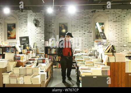 Un utilisateur lit des livres à la librairie de 24 heures populaires sur Bookmall Fuzou Road à Shanghai, Chine, 20 décembre 2017. Shanghai's seulement 24 heures sur bookst Banque D'Images