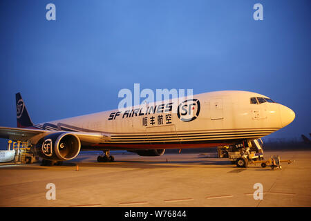 --FILE--un Boeing 767 cargo de SF Jet Airlines est photographié à Nantong Xingdong dans l'Aéroport International de la ville de Nantong, province du Jiangsu en Chine de l'Est, 14 Banque D'Images