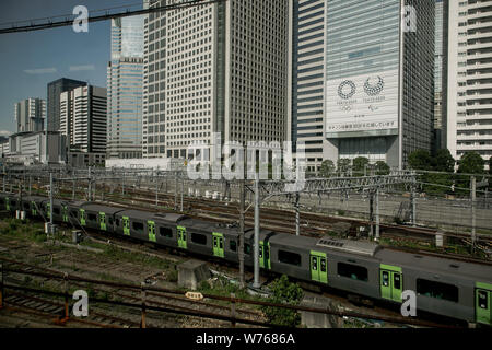 4 août 2019, Tokyo, Japon : une vue sur les Jeux Olympiques 2020 décorations placées le long de la ligne Yamanote à Tokyo..Tokyo est la capitale du Japon et l'un des pays les plus peuplés de Metropolis. (Crédit Image : © Takahiro Yoshida/SOPA des images à l'aide de Zuma sur le fil) Banque D'Images