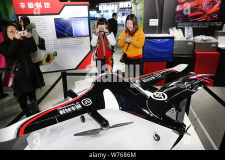 --FILE--visiteurs de prendre des photos d'un drone pour la livraison de colis sur l'affichage sur le stand de SF Express lors d'une exposition dans la ville de Nantong, Chine de l'Est' Banque D'Images