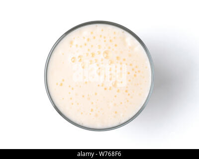 Lait frappé Vanille avec mousse isolé sur blanc. Lait délicieux dessert à la vanille en verre isolé sur blanc avec chemin de détourage. Vue de dessus ou de télévision. Banque D'Images