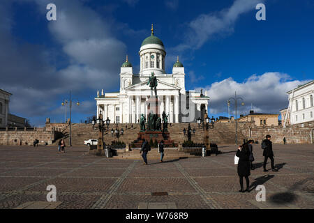 Cathédrale d'Helsinki avec les touristes occasionnels lors d'une froide journée de printemps précoce à Helsinki, Finlande Banque D'Images