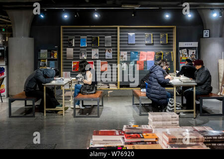 Les clients de lire des livres à la librairie 24h/24 Bookmall populaires sur Fuzhou Road à Shanghai, Chine, 20 décembre 2017. Shanghai's seulement 24 heures bookstor Banque D'Images