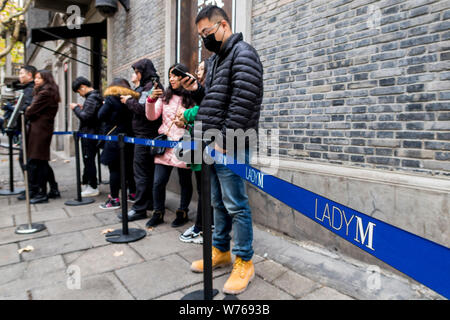 Les clients en file d'attente jusqu'à acheter des gâteaux en couches en face de la Chine continentale est deuxième boutique de New York marque Dame gâteau M à Xintiandi, une attraction touristique Banque D'Images