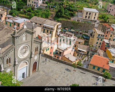 RIOMAGGIORE, ligurie, italie - 2 août 2019 : Vue du village et donnant sur l'église de San Giovanni Battista de Riomaggiore Ligurie Italie. Banque D'Images