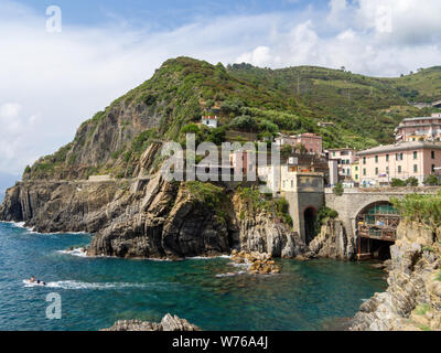 RIOMAGGIORE, ligurie, italie - 2 août 2019 : vue sur le village et la gare ferroviaire, à l'été 2019. Banque D'Images