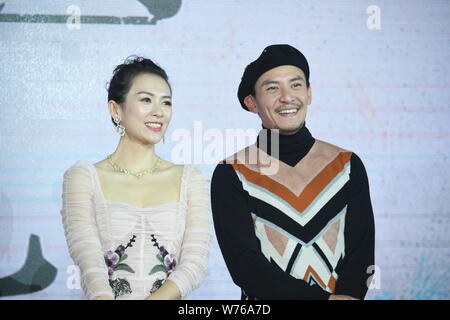 L'actrice chinoise Zhang Ziyi, à gauche, et l'acteur taiwanais Zhang Zhen assister à un événement promotionnel pour son nouveau film 'Forever Young' à Beijing, Chine, 6 déc. Banque D'Images
