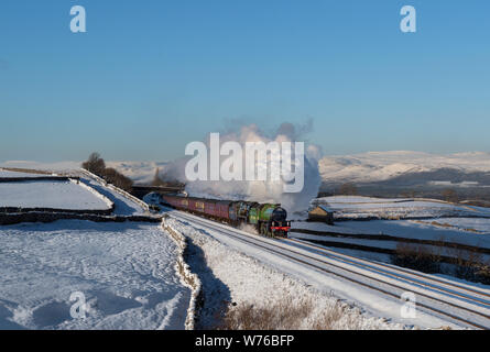 LNER B1 No 61306 têtes double avec classe de la marine marchande No35018 Greengates passé avec un hiver Montagne Cambrian Express Banque D'Images