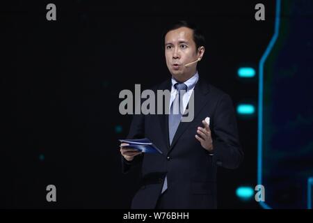 Daniel Zhang Yong, directeur général d'Alibaba Group, présente son l'intelligence artificielle (IA) et cerveau développé par Alibaba Cloud ciblant les soins de santé et de l'homme Banque D'Images