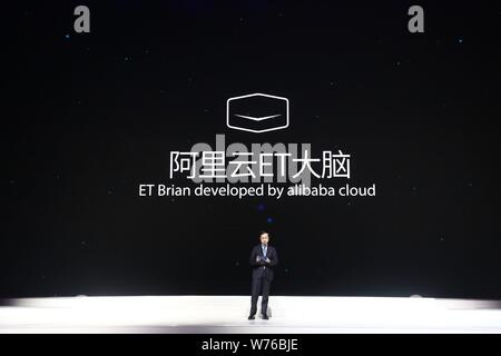 Daniel Zhang Yong, directeur général d'Alibaba Group, présente son l'intelligence artificielle (IA) et cerveau développé par Alibaba Cloud ciblant les soins de santé et de l'homme Banque D'Images