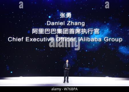 Daniel Zhang Yong, directeur général d'Alibaba Group, présente son l'intelligence artificielle (IA) et cerveau développé par Alibaba Cloud ciblant les soins de santé et de l'homme Banque D'Images