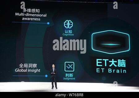 Daniel Zhang Yong, directeur général d'Alibaba Group, présente son l'intelligence artificielle (IA) et cerveau développé par Alibaba Cloud ciblant les soins de santé et de l'homme Banque D'Images